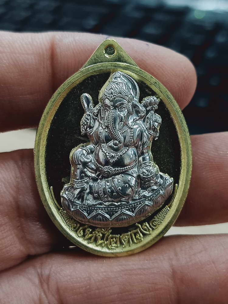 4-467 เหรียญพระพิฆเนศปางเสวยสุข รุ่นเหนือดวง วัดปุดเนียม ศรีสะเกษ 2568 รก.28 เลข 289 กล่องเดิม