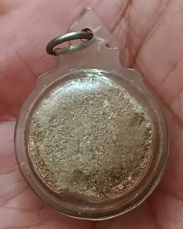 พระเนื้อผงพิมพ์จันทร์ลอย เลี่ยมกันน้ำพระบ้านเก่าเก็บหลายสิบปี ไม่ทราบที่ ขนาด 2 ซ.ม.