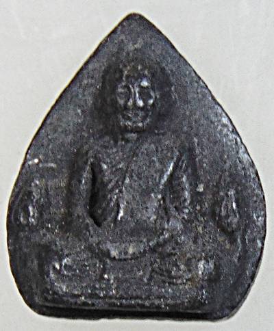 พระผงหยดน้ำบัวข้างท่านเจ้าคุณนร ปี ๒๐