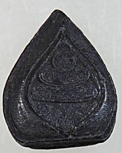 พระผงหยดน้ำบัวข้างท่านเจ้าคุณนร ปี ๒๐