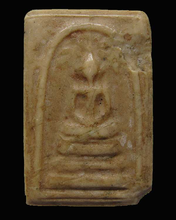 พระสมเด็จมฤคทายวัน พิมพ์ปรกโพธิ์ใหญ่ หลังยันต์ตรีนิสิงเห เนื้อผงน้ำมัน ปี 2466 