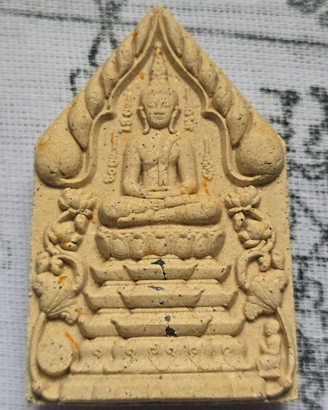 พระพุทธเจริญทรัพย์ หลวงปู่มหาศิลา สิริจันโท เนื้อว่านนะตะบะโรยพลอยเล็กหน้าหลังคลุกจีวร รายการที่ 5