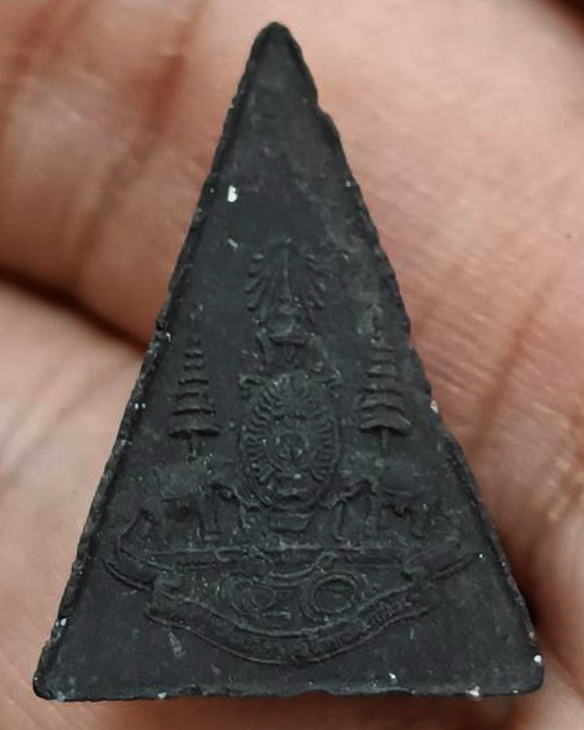 9.พระกำลังแผ่นดิน พิมพ์คะแนน (เล็ก) มวลสารจิตรลดา ในหลวงครองราชครบ 50 พรรษา พ.ศ. 2539 สร้างน้อยหายาก