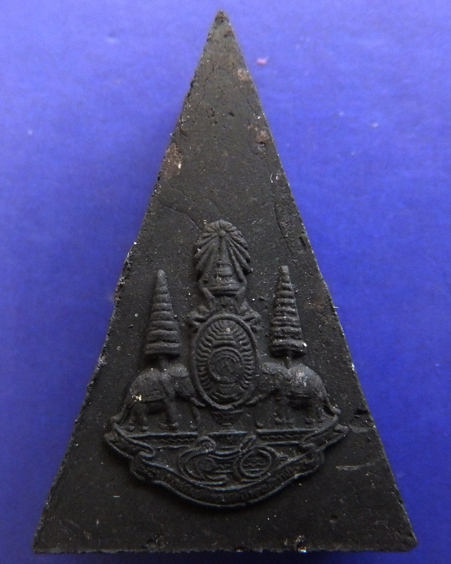 12.พระกำลังแผ่นดิน พิมพ์ใหญ่ มวลสารจิตรลดา (เนื้อดำ) ในหลวงครองราชครบ 50 พรรษา พ.ศ. 2539 พร้อมกล่อง