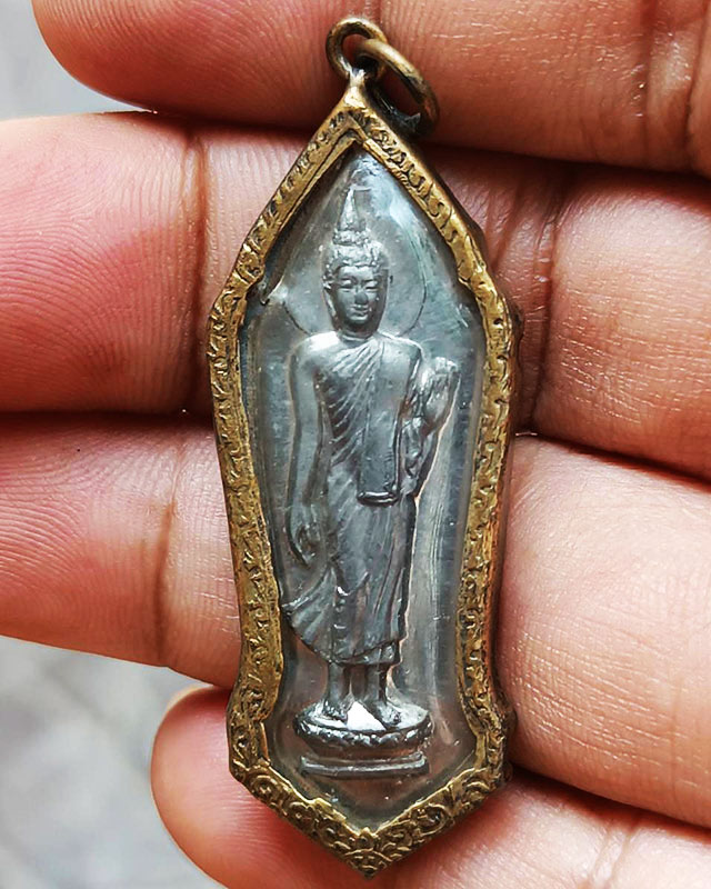 2.พระลีลา 25 พุทธศตวรรษ เนื้อชิน พิมพ์หางหงส์ มีเขี้ยว ผิวกระจก เลี่ยมกรอบธรรมจักรเดิมๆ ขาครบแข็งแรง