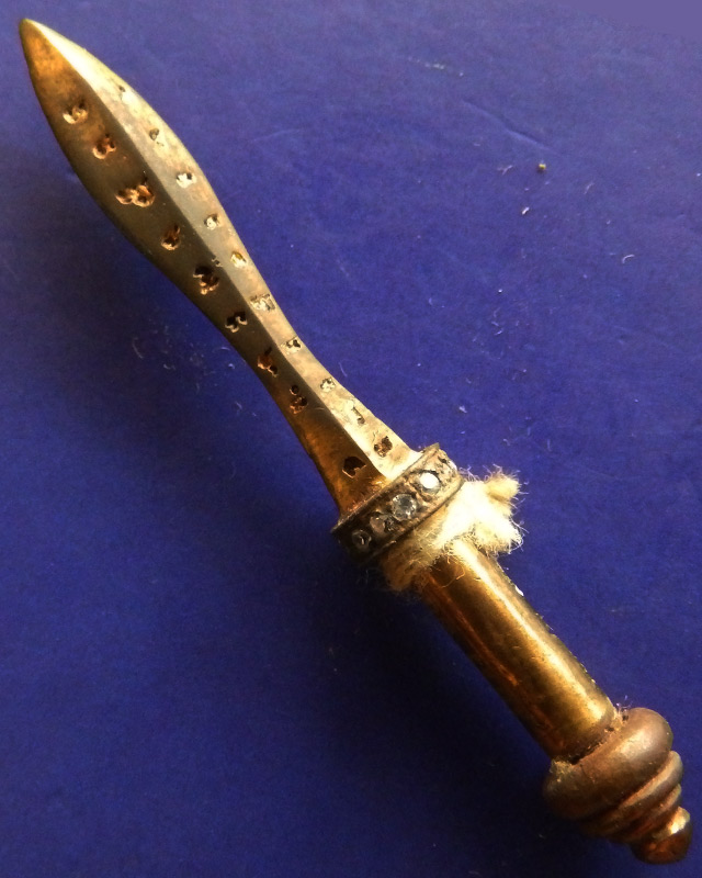 9.พระขรรค์เพชรพระพุทธเจ้ารุ่นแรก เนื้อสัตตโลหะ หลวงปู่คำบุ วัดกุดชมภู พ.ศ. 2553 ยิงเลข พร้อมกล่องเดิ