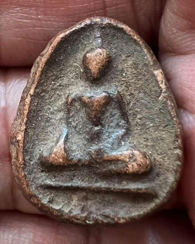 พระเนื้อดิน ขนาด 2.4x1.9 ซ.ม. พระบ้านเก่าเก็บหลายสิบปีไม่ทราบที่