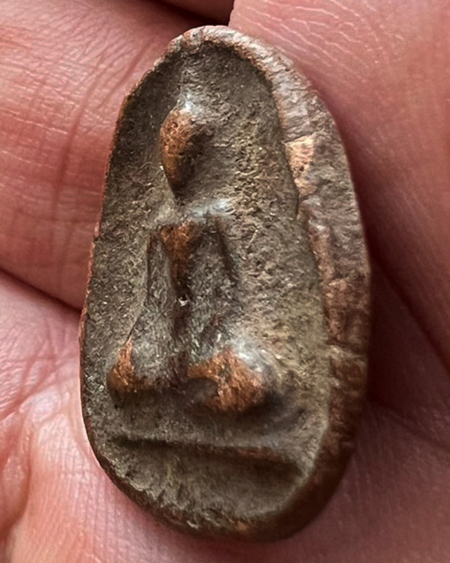 พระเนื้อดิน ขนาด 2.4x1.9 ซ.ม. พระบ้านเก่าเก็บหลายสิบปีไม่ทราบที่