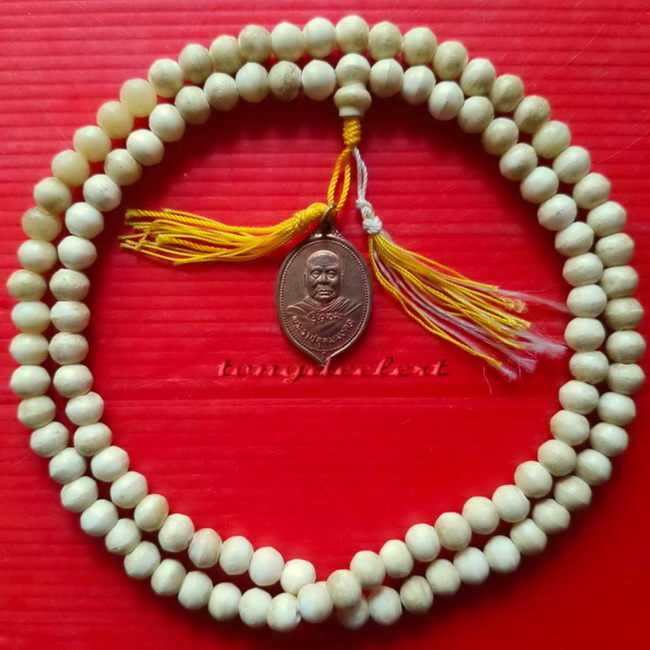 ประคำหลวงพ่ออุตตมะ วัดวังก์วิเวการาม จ.กาญจนบุรี มีเหรียญห้อยปลายประคำด้วยค่ะ