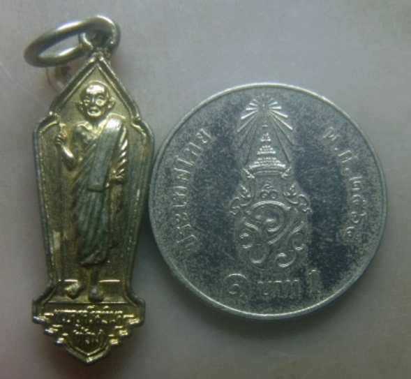 **เบาๆ**เหรียญยืนถือไม้เท้า หลวงพ่อท้วม วัดเขาโบสถ์ จ.ประจวบคีรีขันธ์**กะไหล่ทอง หลังยันต์ สวยๆ