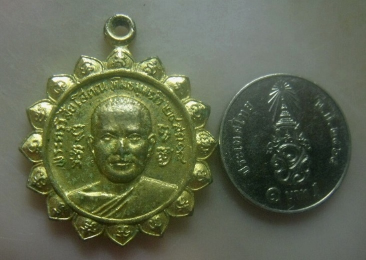 **เบาๆ**เหรียญพระครูวิสัยโสภณ(ทิม) วัดช้างให้ หลังพระเจดีย์วัดช้างให้ ปี ๒๕๑๘**กะไหล่ทอง สวยๆ