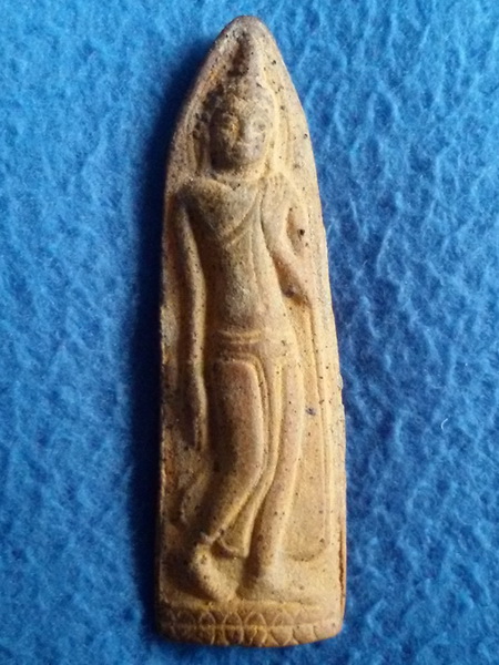 พระลีลาฝักดาบหลังปั๊มตราวัด หลวงพ่อกวย วัดโฆษิตาราม จ. ชัยนาท เนื้อดิน