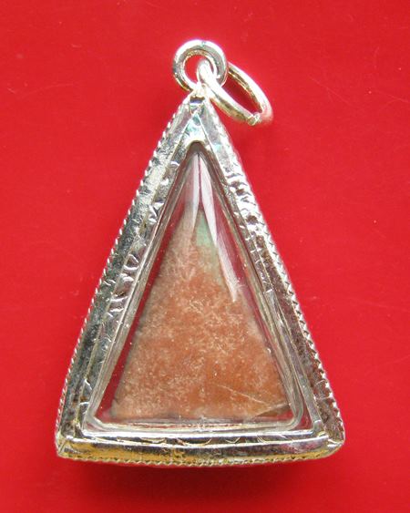 พระนางพญา เนื้อดิน กรุสุพรรณบุรี หลวงพ่อแล วัดพระทรง จ.เพชรบุรี ปี 2515  พร้อมเลี่ยมกรอบทองไมครอน 