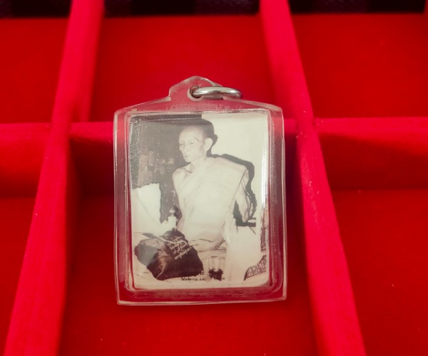 รูปหลวงพ่อกวย ปี 52 หลังยันต์ 8 ทิศ