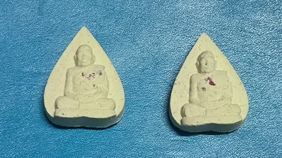 พระผงรูปเหมือนใบโพธิ์ หลวงปู่ทิม วัดพระขาว ครบ 7 รอบ ปี 2540 (2 องค์)