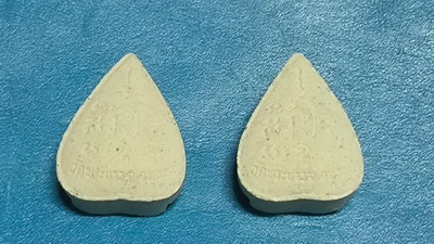 พระผงรูปเหมือนใบโพธิ์ หลวงปู่ทิม วัดพระขาว ครบ 7 รอบ ปี 2540 (2 องค์)