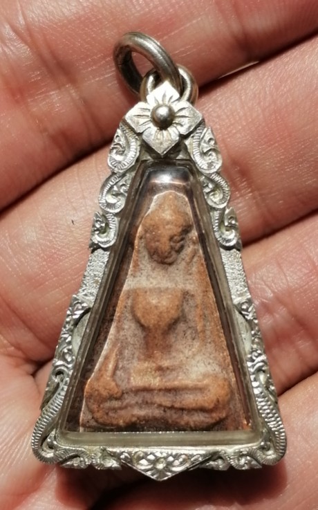 พระผงสุพรรณ​หลวงปู่ดี​ วัดพระรูป​ จ.สุพรรณบุรี​ ปี​ 2511 เลี่ยมเงินแท้​ หนาๆ​ เคาะเดียว