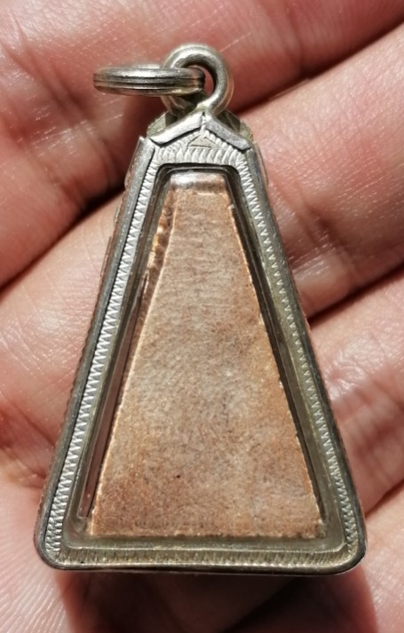 พระผงสุพรรณ​หลวงปู่ดี​ วัดพระรูป​ จ.สุพรรณบุรี​ ปี​ 2511 เลี่ยมเงินแท้​ หนาๆ​ เคาะเดียว