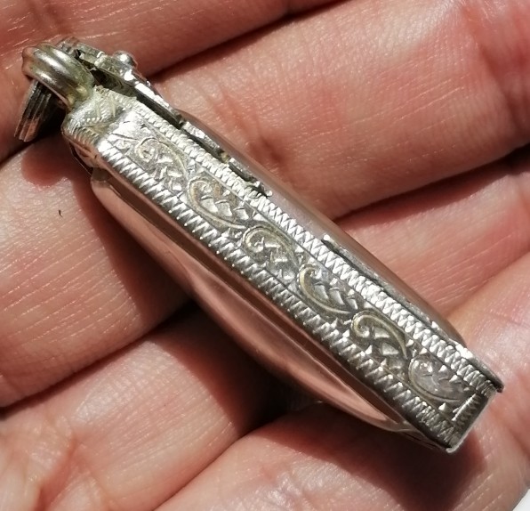 พระผงสุพรรณ​หลวงปู่ดี​ วัดพระรูป​ จ.สุพรรณบุรี​ ปี​ 2511 เลี่ยมเงินแท้​ หนาๆ​ เคาะเดียว