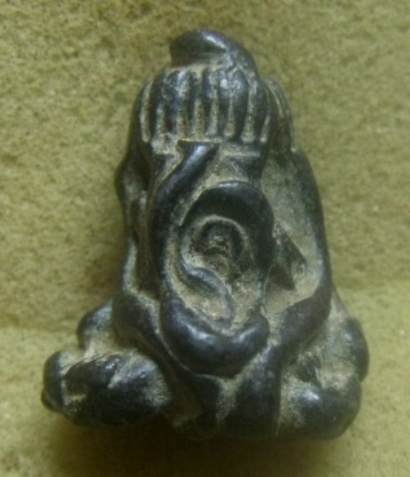 **เบาๆ**พระปิดตามหาอุตม์ หล่อยันต์ยุ่ง เนื้อชิน เก่าๆ ไม่ทราบที่**สวยๆ เชิญชมครับ