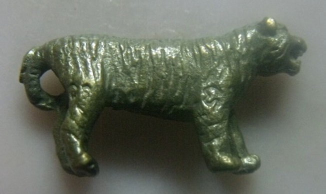 **เบา​ๆ​**เสือหล่อ ยันต์รอบ เนื้อโลหะผสม ไม่ทราบที่**ตอกโค้ด สวยๆ เชิญชมครับ