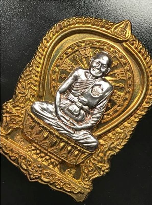 เหรียญนั่งพานชนะมาร เนื้อทองระฆังหน้ากากเงิน หลวงพ่อจรัญ วัดอัมพวัน จ.สิงห์บุรี ปี2554 สวยๆ ครับ