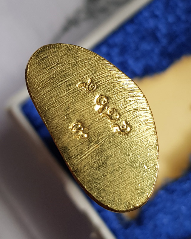 สมเด็จนางพญาเรือนแก้วลอยองค์ รุ่น ประวัติศาสตร์ ธงชัยจอมราชันย์ เนื้อทองผสม พร้อมกล่อง