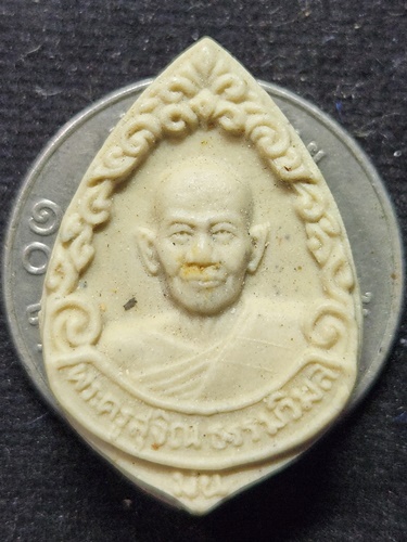 วัดเนินตามาก จังหวัดชลบุรี  พระผงรูปเหมือนพิมพ์หยดน้ำ หลวงปู่ม่น (พระครูสุจิณธรรมวิมล)