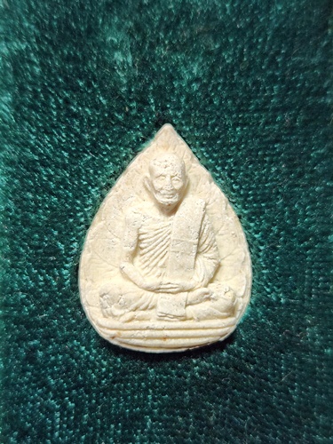 วัดเนินตามาก จังหวัดชลบุรี  พระผงรูปเหมือนใบโพธิ์ หลวงปู่ม่น ธมฺมจิณฺโณ 2537