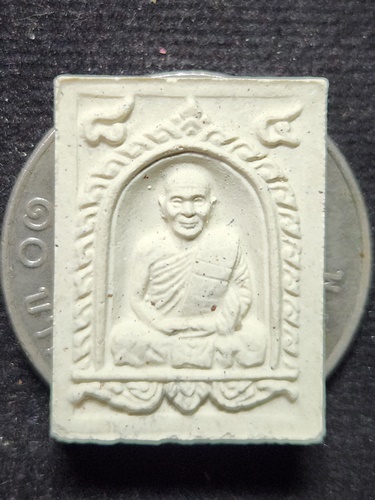 วัดเนินตามาก จ.ชลบุรี  พระผงรูปเหมือนหลวงปู่ม่น ทานบารมี ปี 2537