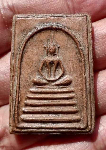 พระสมเด็จหูบายศรีอกร่อง​ ฐาน​ 5​ ชั้น​ หลังยันต์ หลวงพ่อกวย วัดโฆสิตาราม ยุคต้น เคาะเดียว     