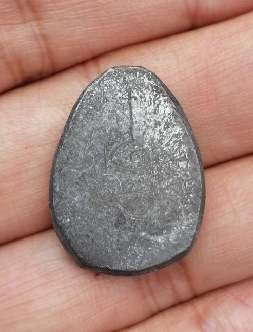 พระปิดตานะหัวเข่าพิมพ์รัศมี เจ้าคุณผล วัดหนัง กรุงเทพ ปี 2509 เนื้อตะกั่ว​ มีจาร เคาะเดียว