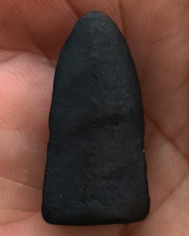 พระรอดเนื้อดินสีดำ พระบ้านเก่าเก็บหลายสิบปี สูง 2.5 ซ.ม. พร้อมกล่องเดิม พระแท้ไม่ทราบวัด