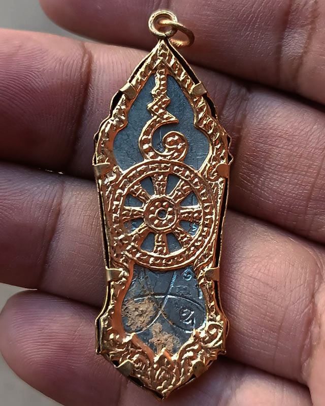 พระลีลา 25 พุทธศตวรรษ เนื้อชิน มีเข็มนิยม ผิวกระจก กรอบเดิมพระธรรมจักร ขาครบแข็งแรง ไม่เคยผ่านการแกะ