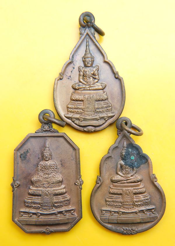 เหรียญที่ระลึกพระแก้วมรกตสามฤดู 