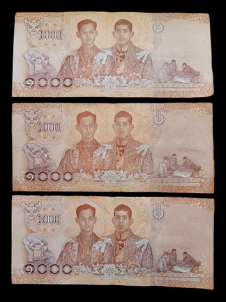ธนบัตรชุดแรกในรัชกาลที่ 10 ราคา 1000 บาท เป็นแบบที่ 17 เลข 9 หน้า 9 หลัง พร้อมกัน 3 ใบ สภาพผ่านการใช