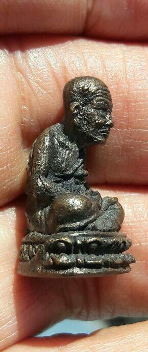 หลวงปู่ทวด  จำที่ไม่ได้​ มีตัวหนังสือแต่อ่านไม่ออกครับ​ เคาะเดียว  