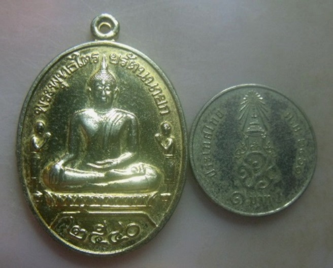 **เบา​ๆ​**เหรียญมหาเศรษฐี พระพุทธไตรรัตนนายก วัดพนัญเชิง จ.อยุธยา ปี ๒๕๔๐**กะไหล่ทอง ตอกโค้ด สวยๆ