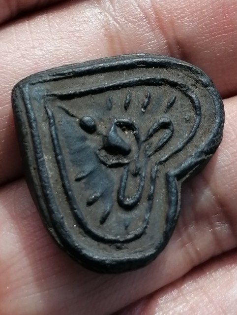 พระผงกรรมฐานหัวใจพระพุทธ เนื้อดิน หลวงปู่ดู่ วัดสะแก จ.อยุธยา เคาะเดียว   