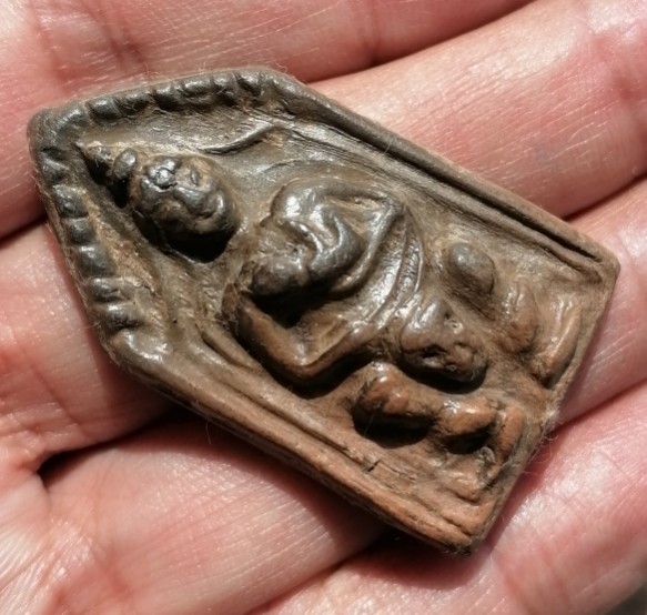 ขุนแผนขี่โหงพราย​ หลวงพ่อกวย​ วัดโฆษิตาราม​ เนื้อดิน​ ยุคต้น​ เคาะเดียว    