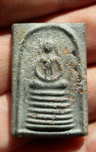 พระสมเด็จฟูจิเจ็ดชั้น หลวงปู่ฤทธิ์ รตนโชโต วัดชลประทานราชดำริ. มวลสารดินจากภูเขาไฟฟูจิ เคาะเดียว 