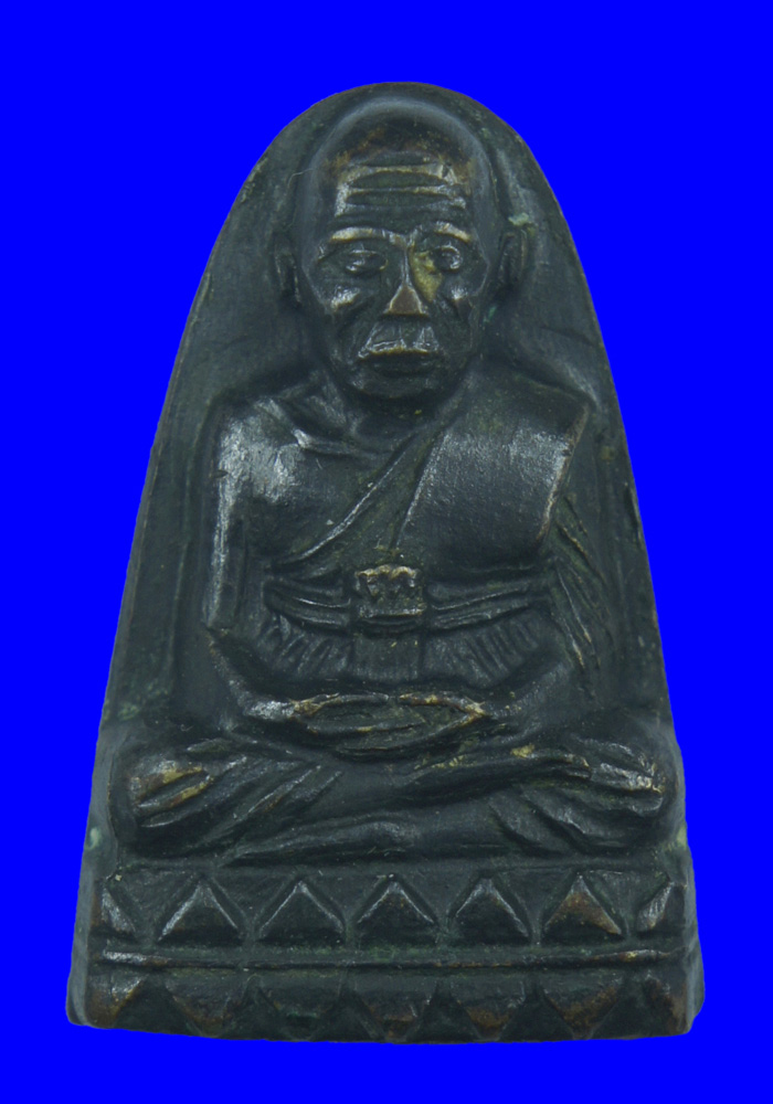 พระหลวงปู่ทวดหลังตัวหนังสือ วัดม่วง(หนองแขม) กรุงเทพฯ เนื้อโลหะผสมรมดำ ปี2505