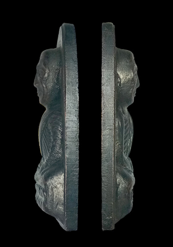 พระหลวงปู่ทวด พิมพ์เตารีดหลังตัวหนังสือ วัดเอี่ยมวรนุช กรุงเทพฯ เนื้อทองแดงรมดำ ปี2508