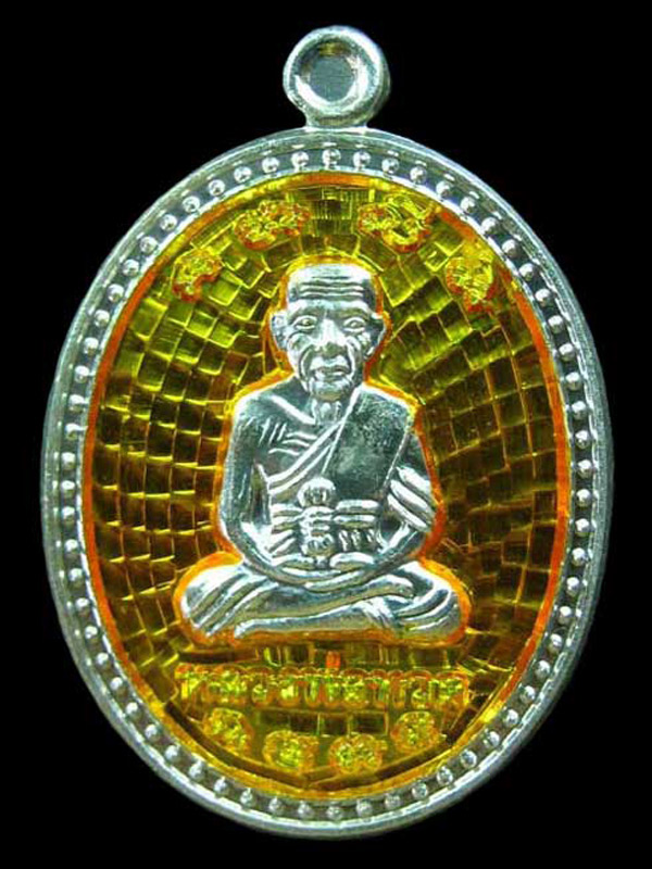 พระเหรียญหลวงพ่อทวดพุ่ม เลื่อนหมื่นยันต์ อาจารย์แดง วัดไร่ จ.ปัตตานี รุ่นกฐิน51(ลังกาสุกะ)
