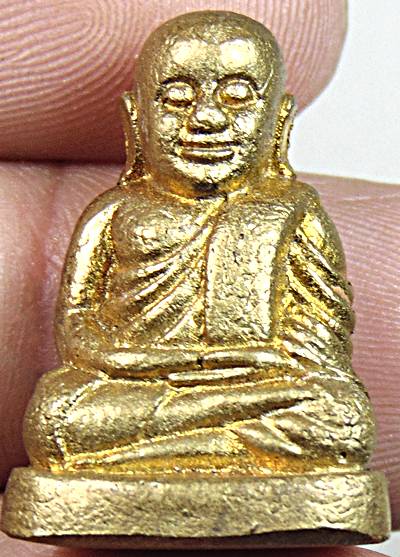 หลวงพ่อเงิน บางคลาน รุ่นพุทธิปัญญา เเช่น้ำมนต์ในพิธีพุทธาภิเษกหลวงพ่อหวั่น วัดคลองคูณประธานในพิธี