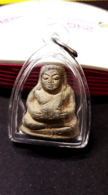 พระสังกัจจายณ์ หลวงพ่อกวย วัดโฆสิตาราม เนื้อดิน ยุคเเรกๆ สวยเก่าเดิมๆเลี่ยมพร้อมห้อยน่าใช้ครับ