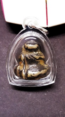 พระสังกัจจายน์เนื้อสัมฤทธิ์เก่าโบราณก้นกวง ไม่ทราบที่ น่าเก็บสะสมน่าใช้เลี่ยมพร้อมห้อยครับ