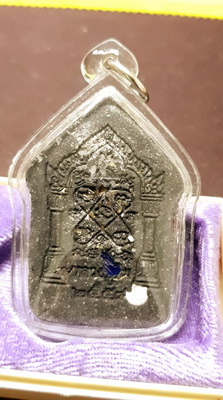 พระขุนแผนช่อฟ้าปราบมาร ปี 2558 เนื้อผง วัดละหารไร่ จ.ระยอง สวยเลี่ยมพร้อมกล่องเดิมน่าเก็บสะสมครับ