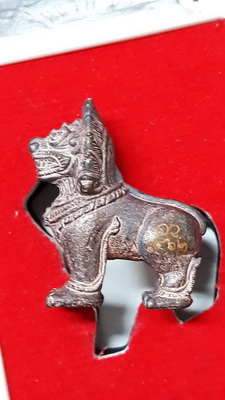 สิงห์ขอม รุ่นแรก มงคลบารมี หลวงปู่แวนกาย พันธสาโร วัดอำปึล ประเทศกัมพูชา เนื้อนวะ สร้าง 599 องค์ครับ