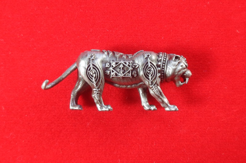 รูปหล่อเสือ หลวงพ่อพัฒน์ วัดห้วยด้วน จ.นครสวรรค์ รุ่นราชันพยัคฆ์อาคม มหาอำนาจ มหาบารมี สวยครับ